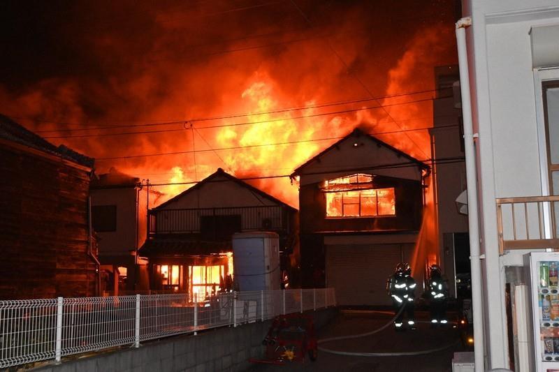 日本火灾烧毁两栋房屋 造成3人死亡1人失踪