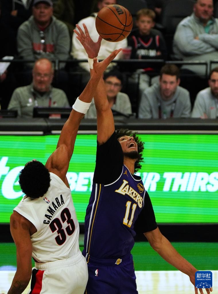 NBA常规赛：湖人队击败开拓者队