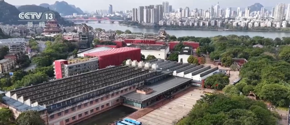 中外记者在柳州工业园区