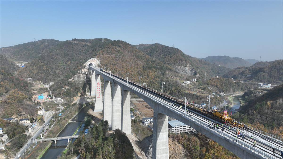 汉10与西10成功“携手”，西10高铁全线铺设竣工