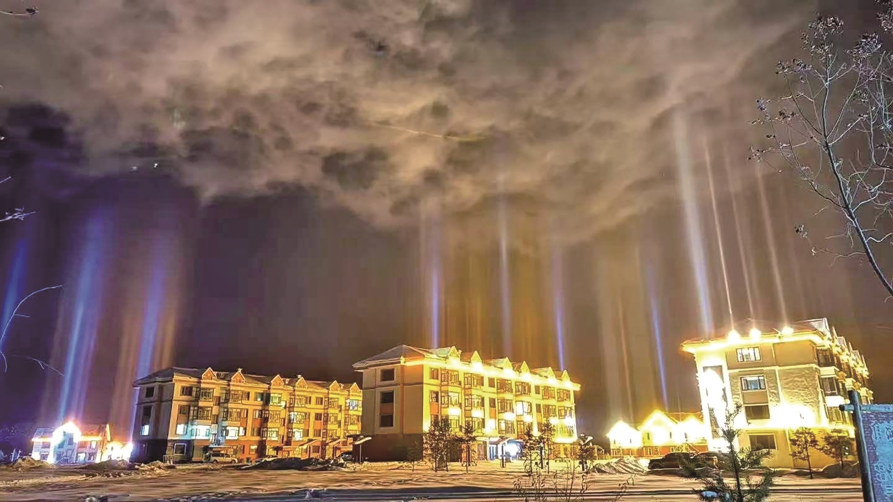 漠河的“冷夜光柱”给夜空增添了色彩。它们是