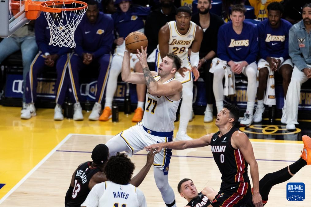 NBA常规赛：湖人队击败热火队