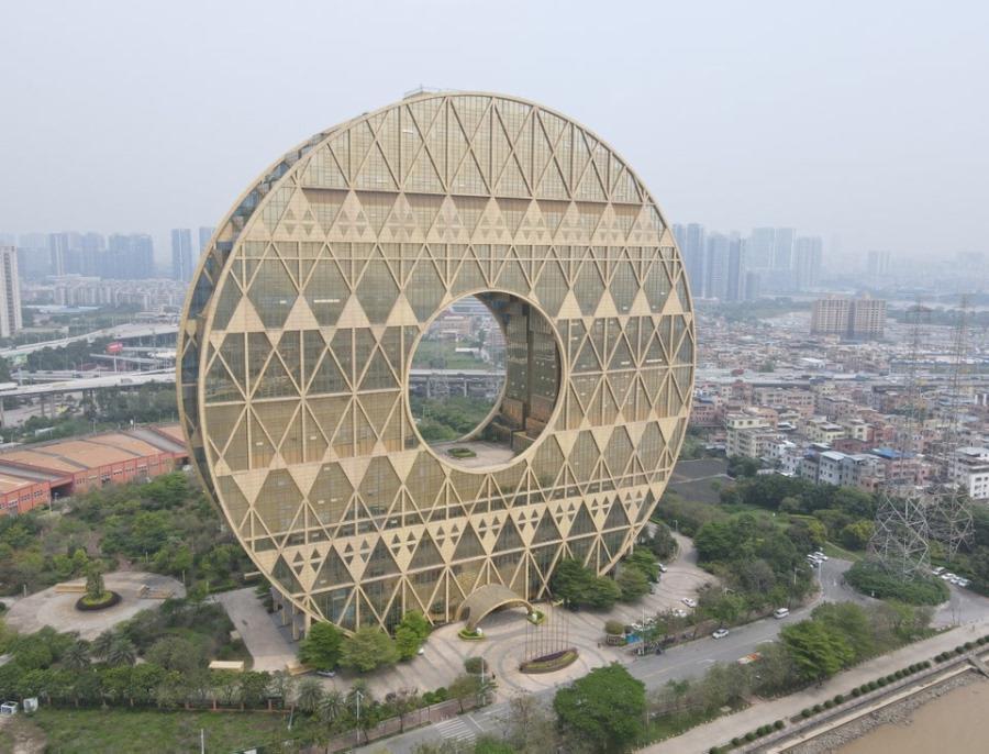 广州标志性铜钱楼拍卖15天无人报名。它曾被网友