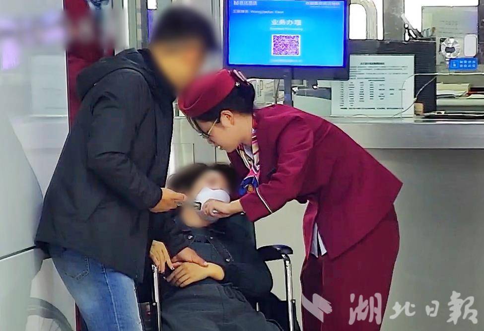 援助!突然,一名地铁乘客呼吸困难,几秒钟后