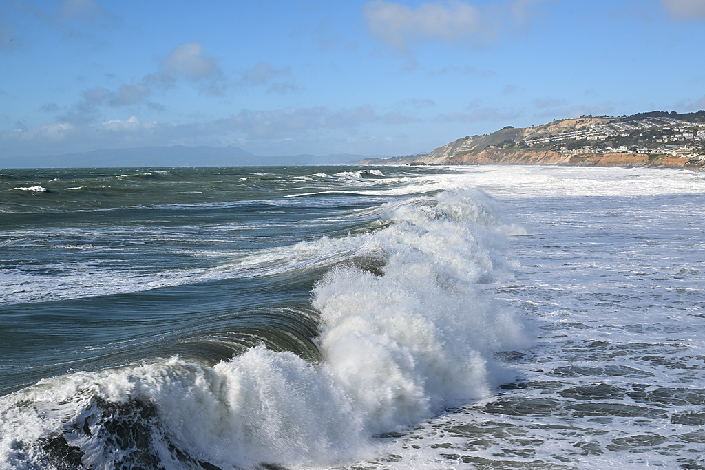 疑似偷渡船在南加州海岸倾覆 至少4人死亡