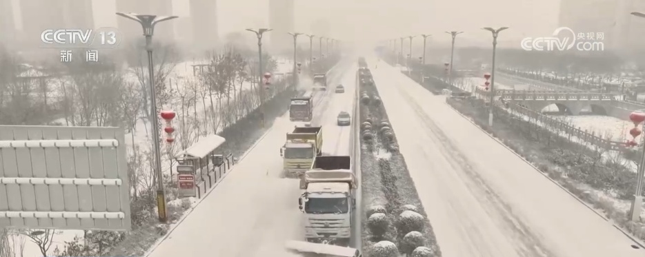 寒冷天气频频影响我国各地，各地正在齐心协力清除冰雪，保障交通畅通。