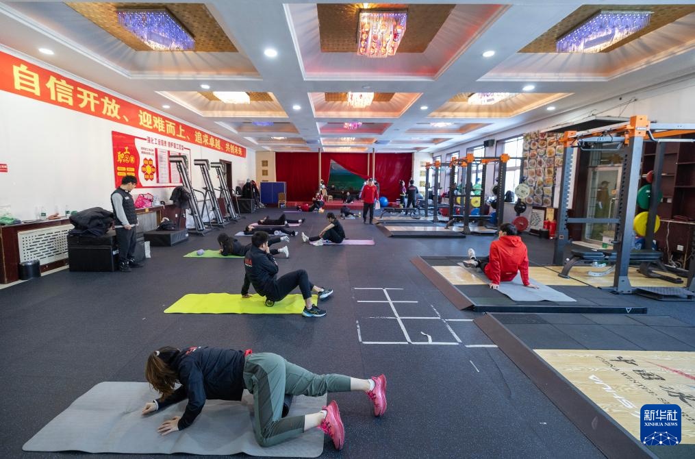 走廊、会议室、食堂都被改造成训练场。他们从这里赶往米兰。