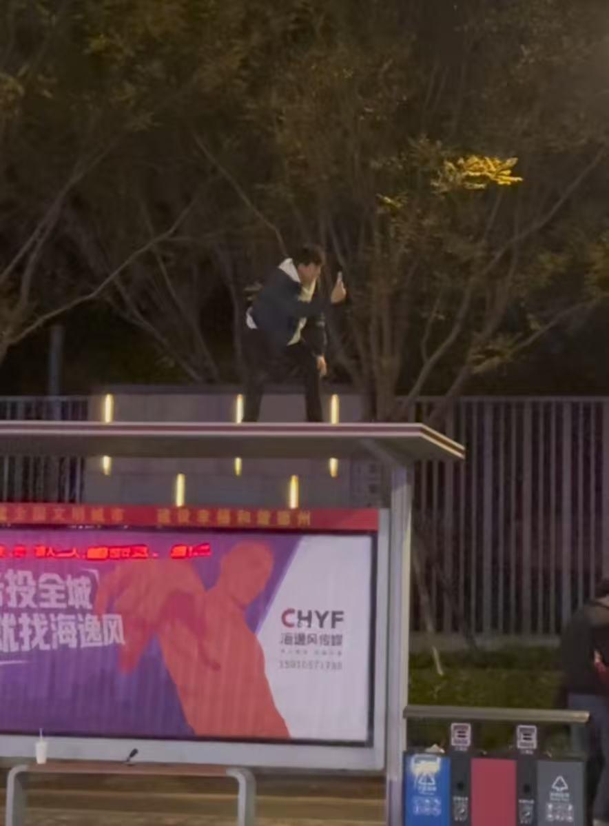 一名体育二年级学生在公交车站顶上拍摄了一张