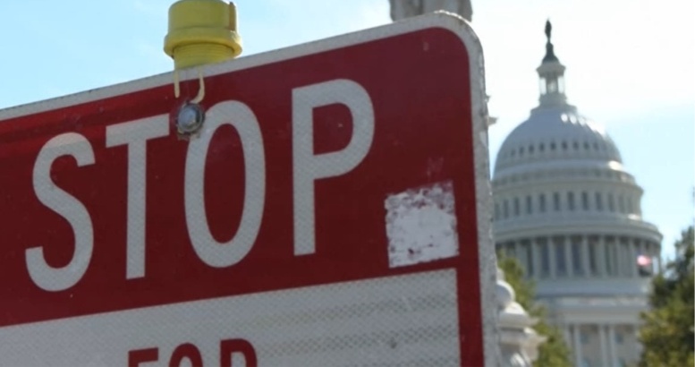 美国政府“关门”持续时间创纪录。两党为何不