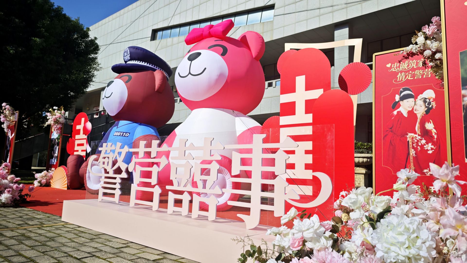 “警察蓝”遇上“中国红” 武汉22对警察情侣结