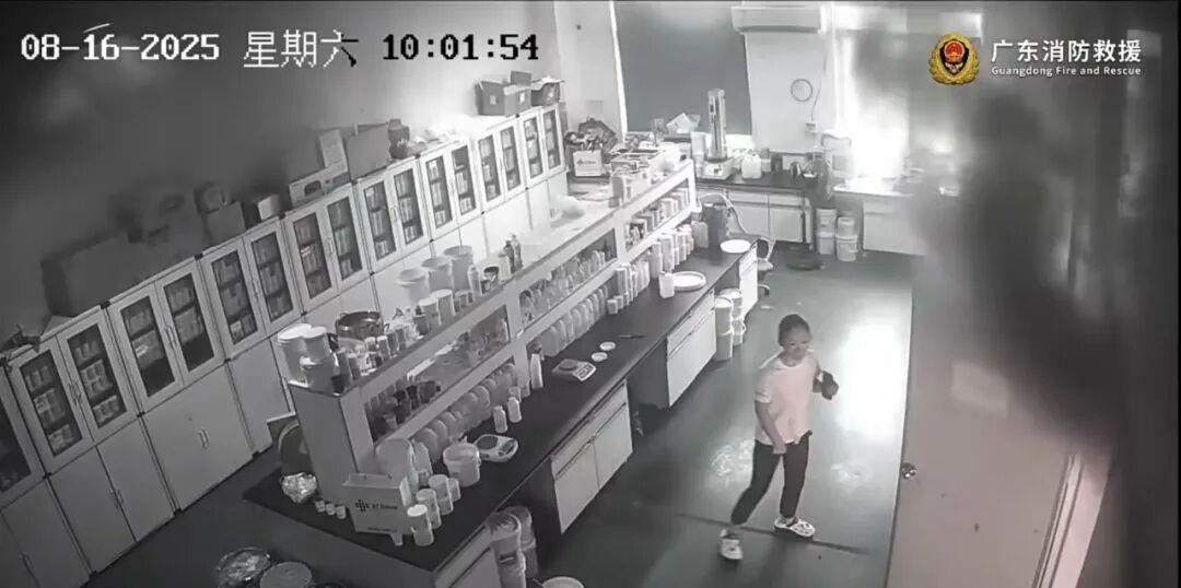 视频丨火灾发生，同事全部逃出，唯有他一人处