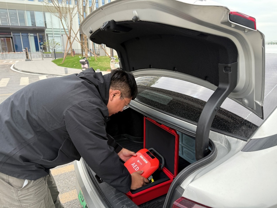 “主人，你的装备很专业啊！”