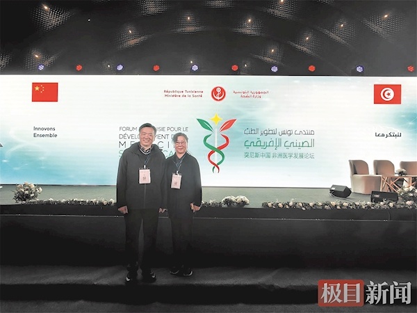 一名外国乘客在国际航班上心脏病发作。两名来自武汉的医生在万米高空赶来施