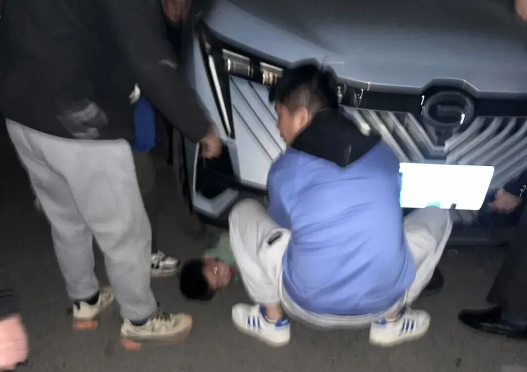 把车举起来！把车举起来！男孩被困车底，大家
