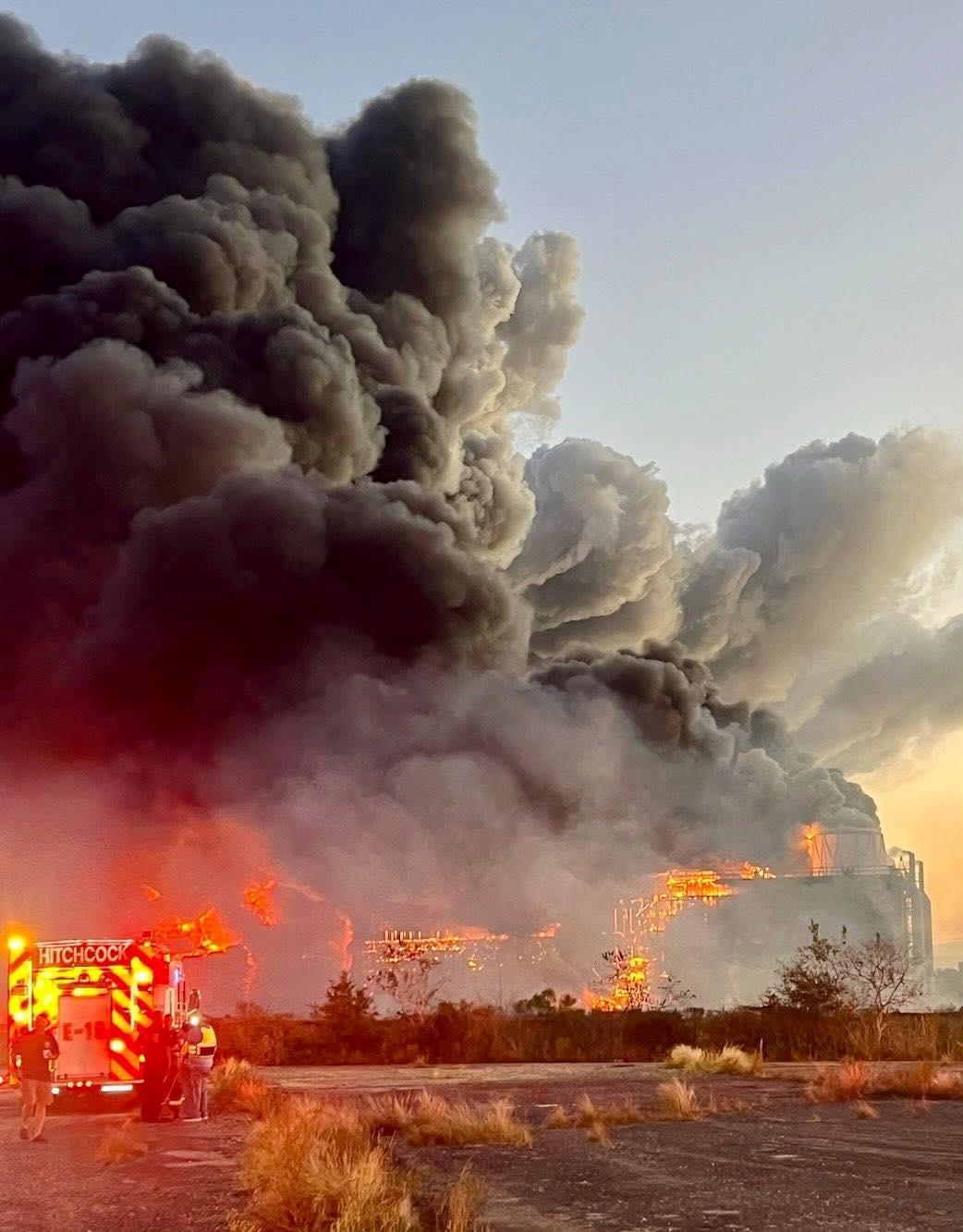 美国得克萨斯州一座退役发电厂发生火灾，周边