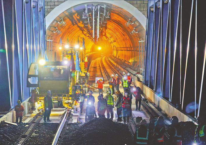 西十高铁全线铺轨进度已超过90%