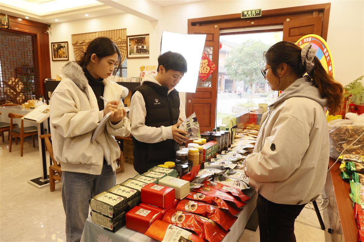 课堂扎进田间！襄阳大学生堰河直播带货可挣学分(图1)