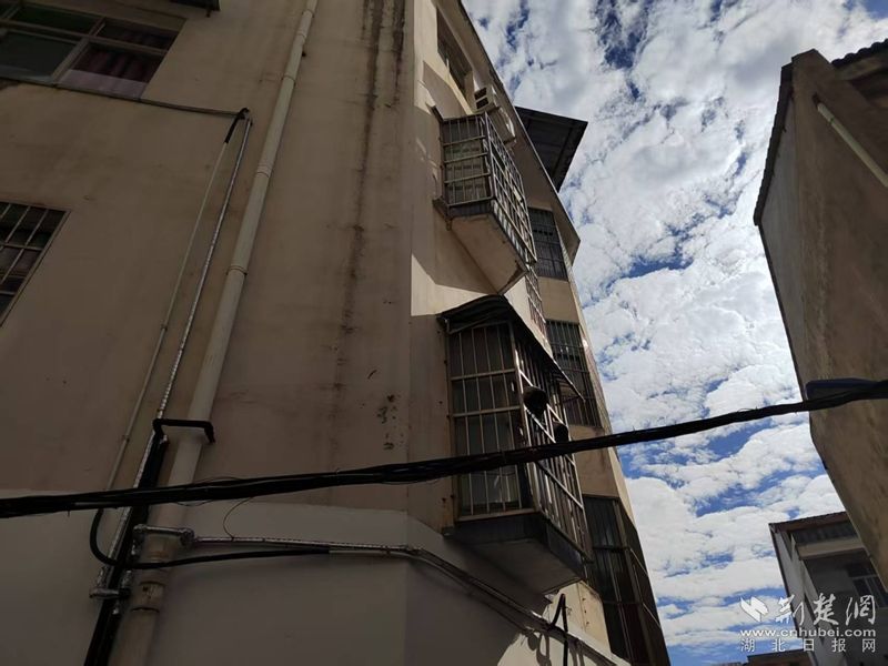 黄梅县黄梅镇改造“蜘蛛网”,年底40条背街和警