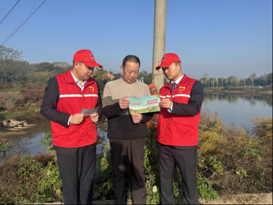 看到他们从一个城镇到另一个城镇谈论安全和道