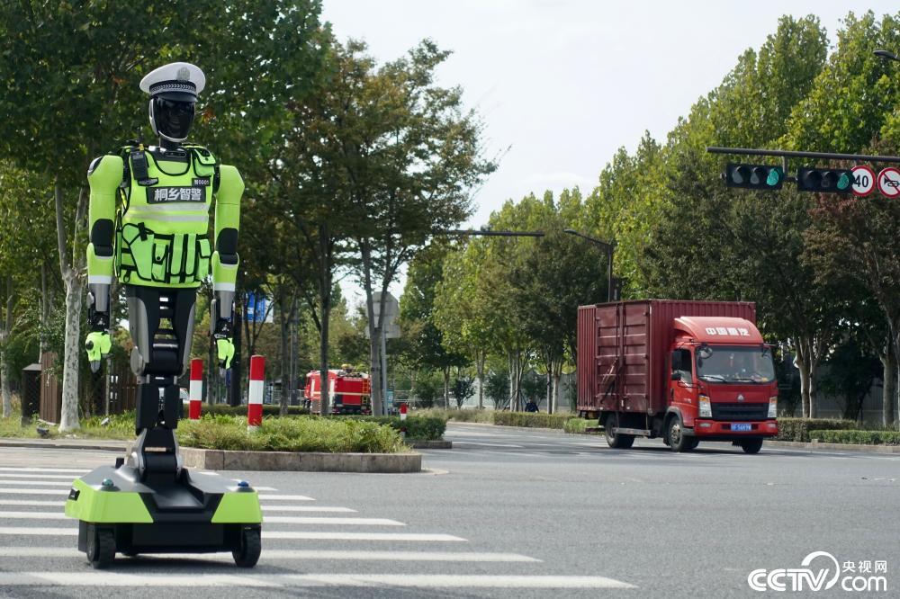 浙江乌镇:机器人“交警”担负疏导交通任务