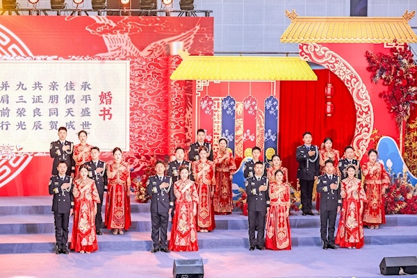 武汉派出所22对新人结婚，守护万家，守