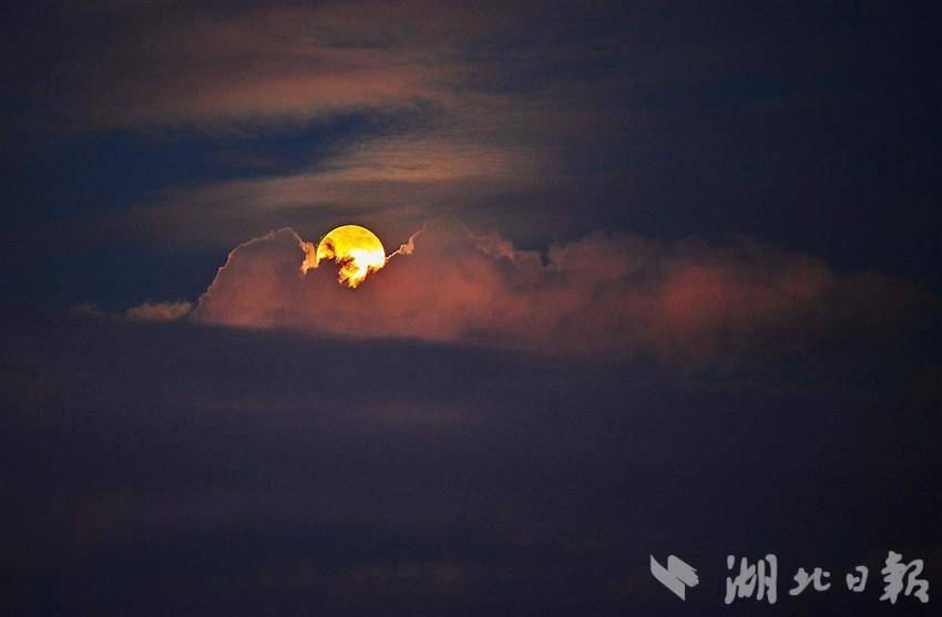 超级月亮“正在破壳”