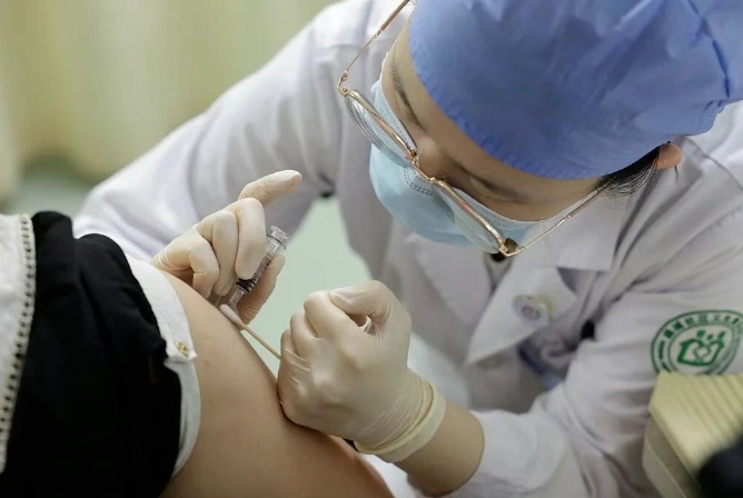 适当年龄的女孩将免费接种 HPV 疫苗。您所有最重要的问题都在这里→