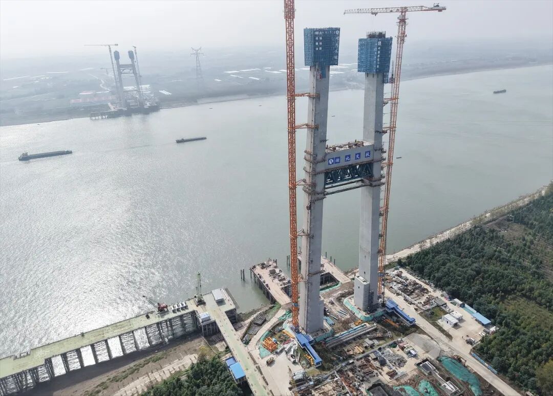 顶部是荆州Lib长江高速铁路大桥北岸的主塔。