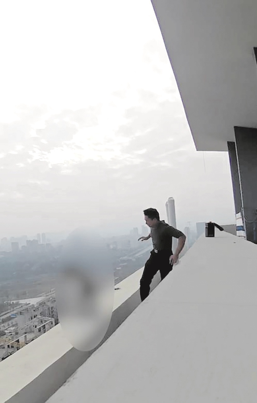 “别过来！”女人的尖叫声在风中颤抖。民警翻