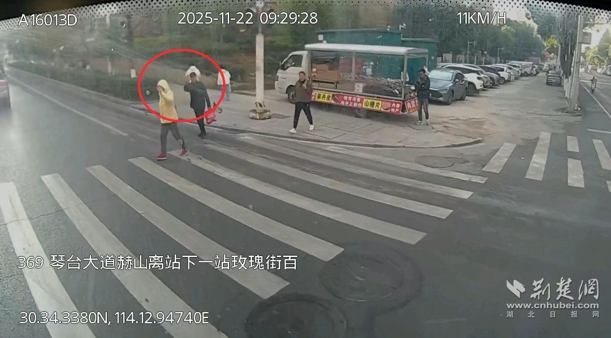 暖心！公交司机两度停车让行，行人挥手回应绘就文明风景线