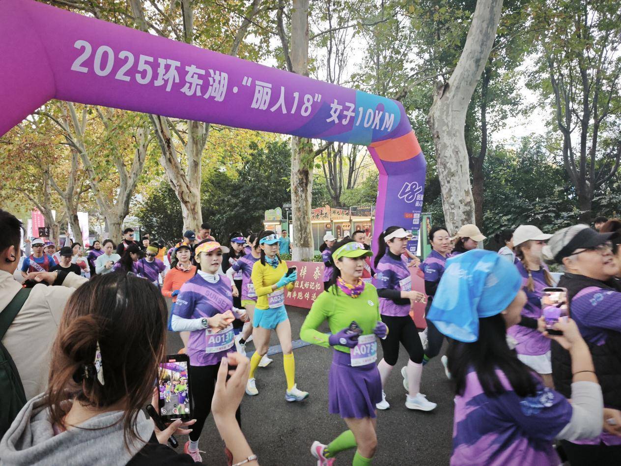 2025“美18”东湖开赛，9艘特种游轮组成“水上啦