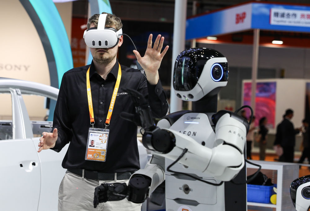 他们在进博会开展“机器人墙总动员”