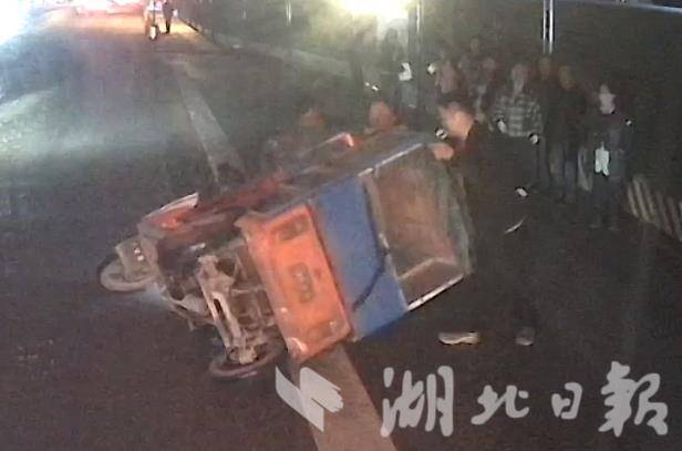 该行动的时候就行动！武汉公交车司机与市民联手拯救翻车三轮车