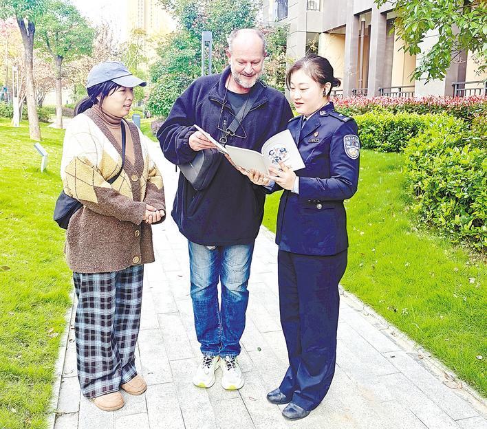 公安每年发放3万份出入境证件，助力企业走出国