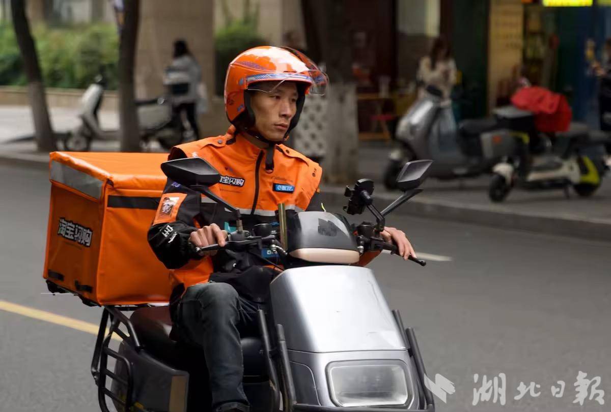 武汉街头随处可见。淘宝闪购向全国百万绅士免