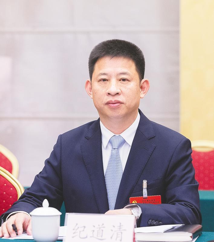 奋进追赶，争当第一，加快新时代侨胞建设