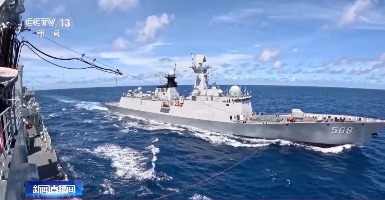 丨南海某海域多型舰艇展开实战化训练(图2)