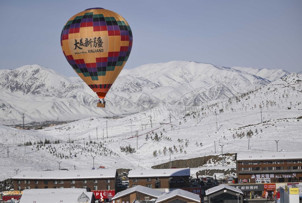 中外游客感受新疆“多元”魅力