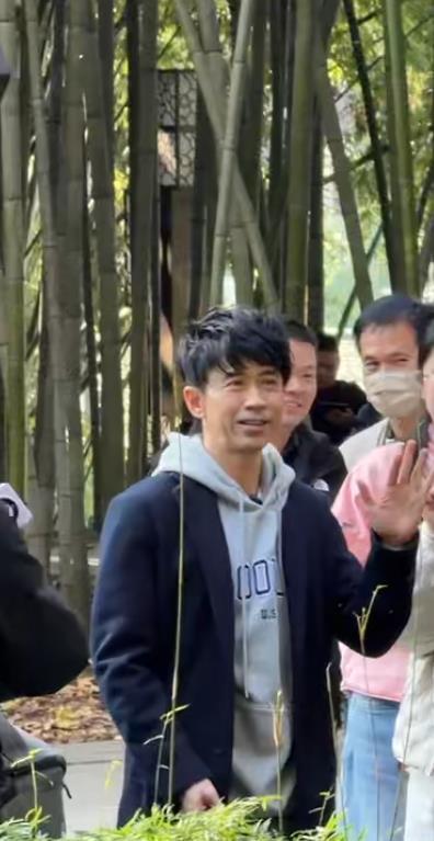 歌手光亮亮相合肥包公园，遇见情侣、拍婚纱照