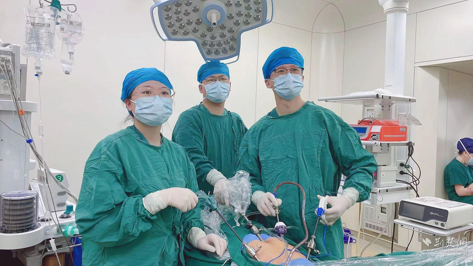 避孕环“穿过”子宫，进入腹腔。医生进行紧急