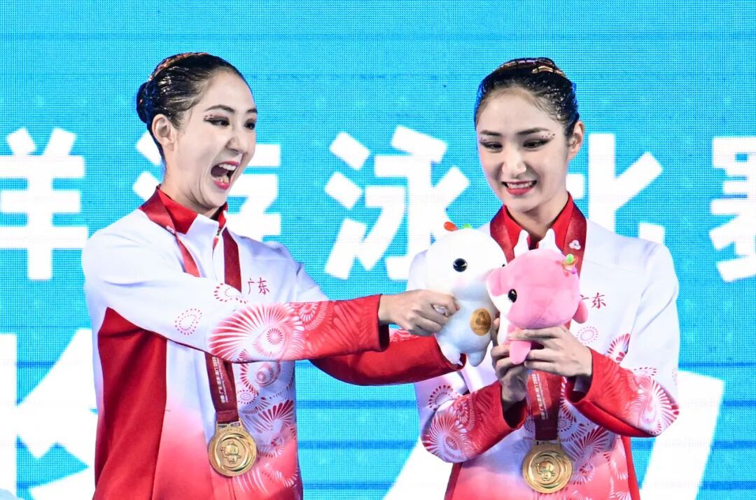全运会花样游泳:领奖台上两排双胞胎,比观众还多