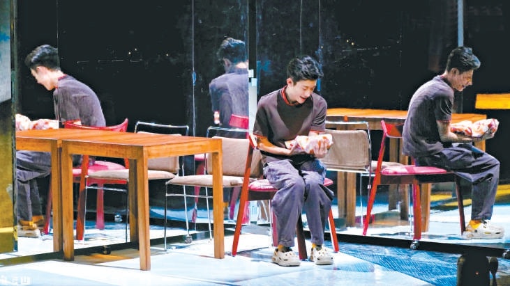 张一山挑战独角戏《鸡毛》饰演15个角色。他用最