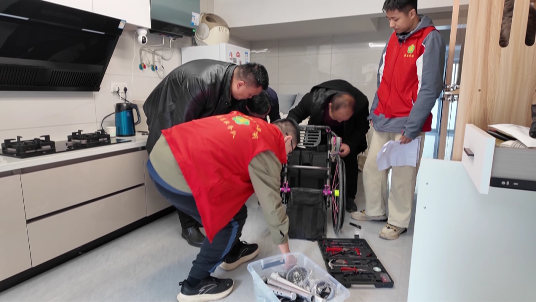 有趣！小昌“辅助器具医生”