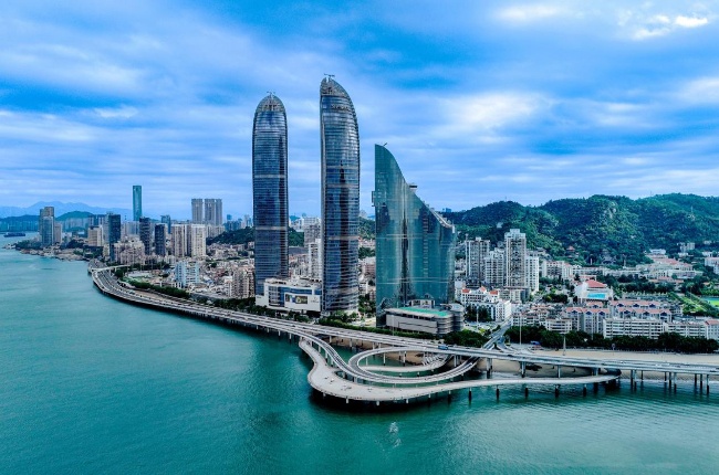 新华网评论：金鸡群鸣，中国电影不忘初心