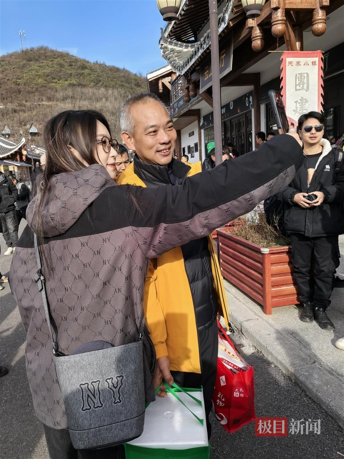 粉丝争相与张家界七星山荒