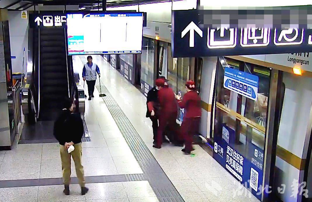 早高峰危险！武汉地铁上演2分钟紧急救援
