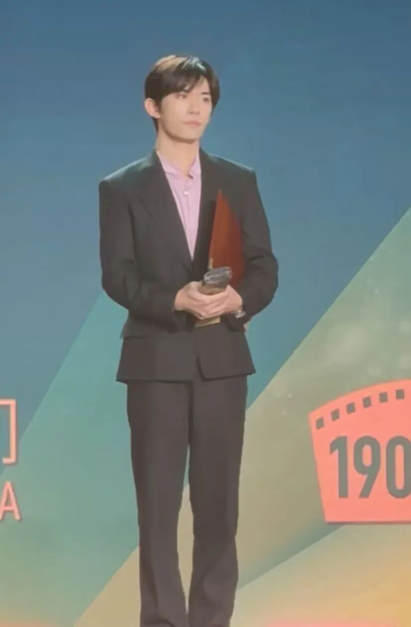 朱一龙、易烊千玺、黄晓明、宋佳获此殊荣。