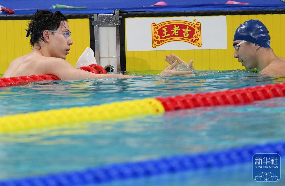竹畠海代在全国锦标赛上获得男子100米蛙泳冠军
