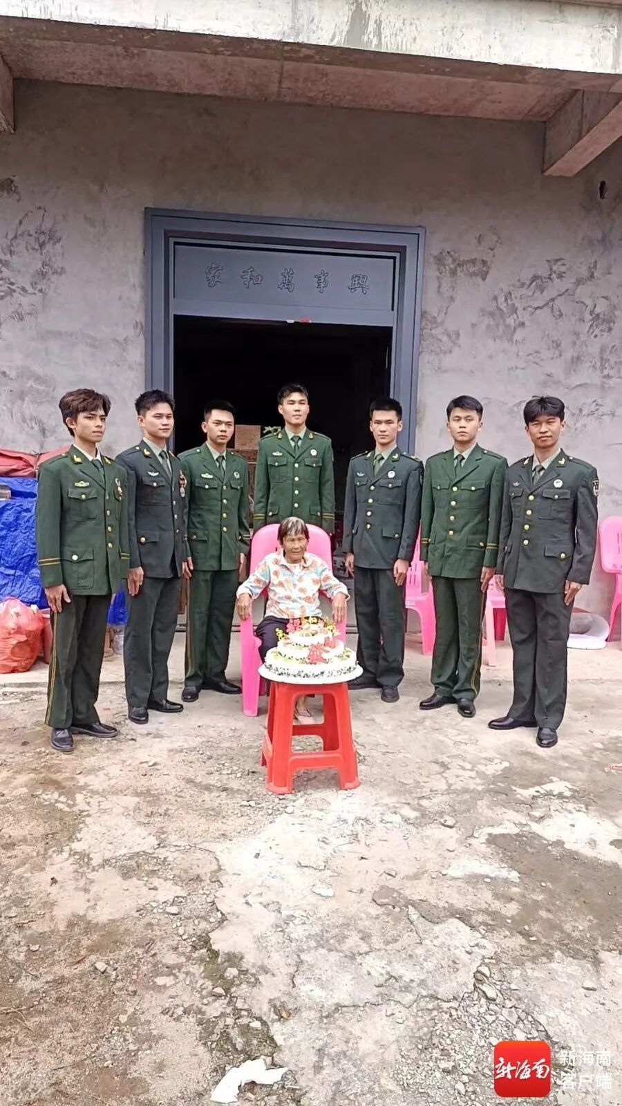 1人在职，6人退休！七个孙子穿军装给奶