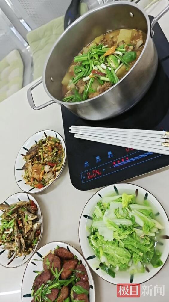 当一名外地司机到湖北松子驿一家加油站寻找方便面时,加油站老板娘热